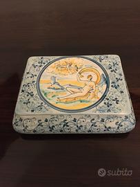 Scatola portagioie con coperchio in maiolica