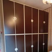 cameretta con armadio due letti una libreria 