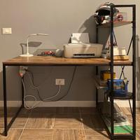 Scrivania in legno nuova