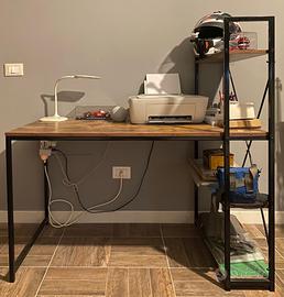 Scrivania in legno nuova
