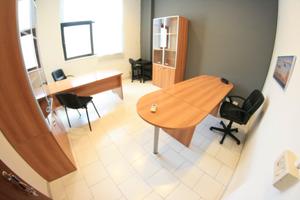 Ufficio arredato posizione strategica posti auto