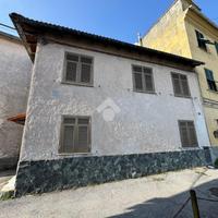 CASA SEMINDIPENDENTE A GENOVA