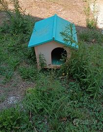 Cuccia per cane in legno con tetto azzurro
