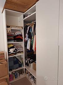 armadio ad angolo ma può essere montato anche  lin