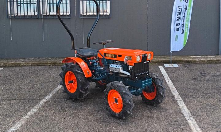 TRATTORE - KUBOTA B 6000 - CON ARCO DI PROTEZIONE