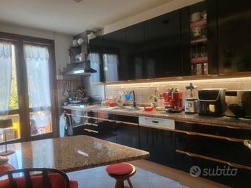 Cucina componibile elegante e solida