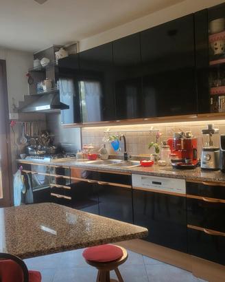 Cucina componibile elegante e solida