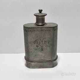 Piccola fiaschetta in metallo incisa