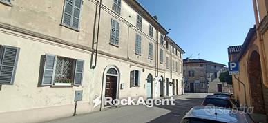 Palazzo / Stabile di 620 m² con più di 5 locali a 