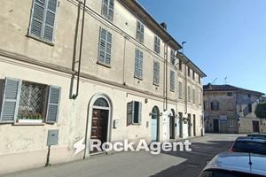 Palazzo / Stabile di 620 m² con più di 5 locali a 