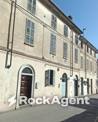 Palazzo / Stabile di 620 m² con più di 5 locali a 