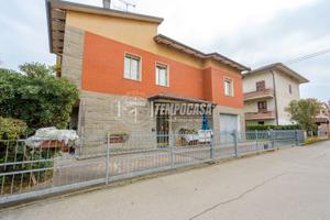 Casa Indipendente di ampie metrature su due livell