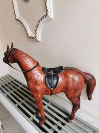 Cavallo  rivestito in cuoio           