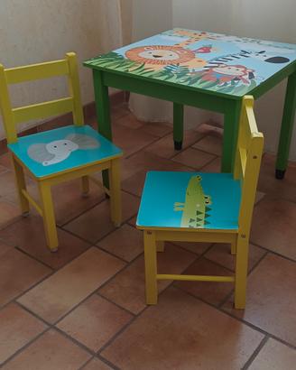 Tavolino con due sedie per bambini