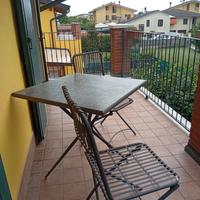 tavolino in pietra con sedie in ferro