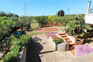 Villa con giardino e terreno