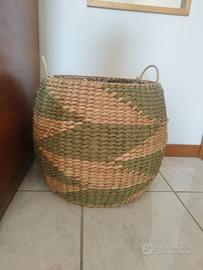 Cesto di paglia per la biancheria