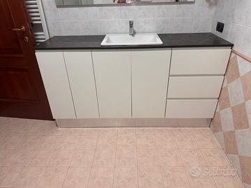 Mobile da bagno con lavandino e rubinetto