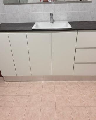 Mobile da bagno con lavandino e rubinetto