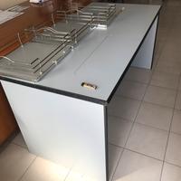 Scrivanie, mobiletti da ufficio, sedie, accessori