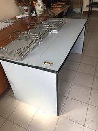 Scrivanie, mobiletti da ufficio, sedie, accessori