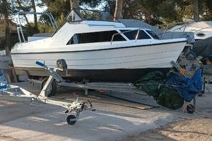 Barca a motore semicabinato