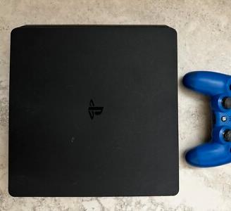 PS4 Pro 1TB usata, joypad incluso
