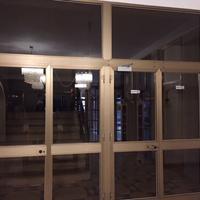 grande vetrata con 2 porte