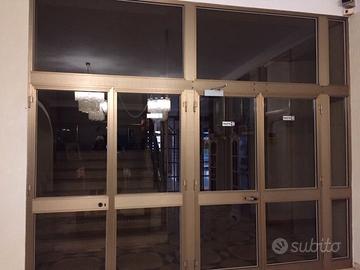 grande vetrata con 2 porte