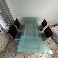 Tavolo in vetro con sedie