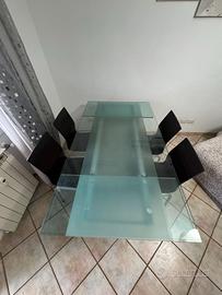 Tavolo in vetro con sedie