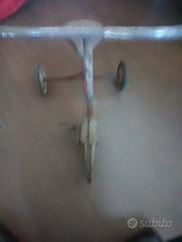 Triciclo in metallo.