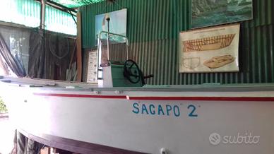 Barca open in legno con motore fuoribordo