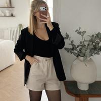 Shorts beige a vita alta effetto pelle