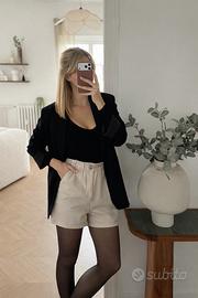 Shorts beige a vita alta effetto pelle