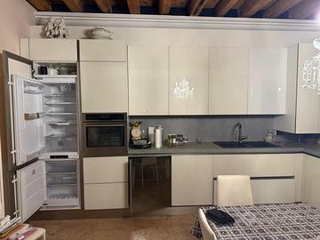 Cucina moderna come nuova