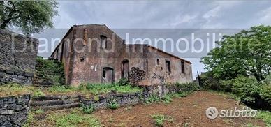 Antico casale con terreno a Piedimonte Etneo