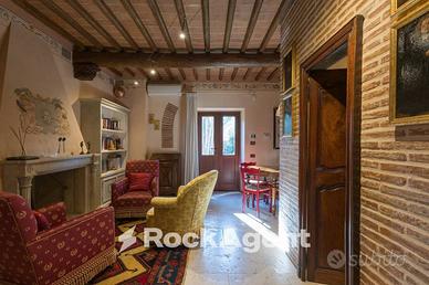 COMPLETAMENTE E LUSSUOSAMENTE ARREDATO