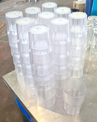 bicchieri in plastica dura usati