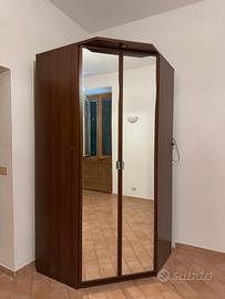 Armadio ad angolo in legno