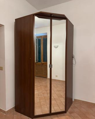 Armadio ad angolo in legno