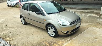 automobile Ford fiesta 