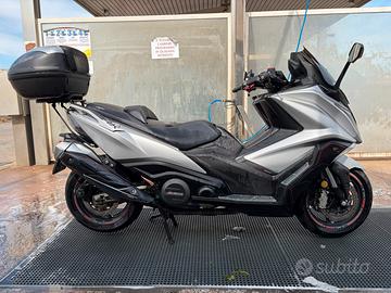 Livorno - Scooter bicilindrico Kymco  AK 550