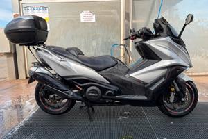 Livorno - Scooter bicilindrico Kymco  AK 550