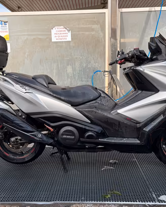 Livorno - Scooter bicilindrico Kymco  AK 550