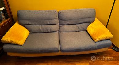 Due divani e un poggia piedi