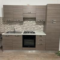 Cucina con elettrodomestici