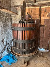 Torchio per uva antico