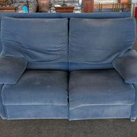 Divano marca Pol74, blu, con sistema relax