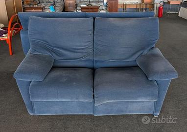 Divano marca Pol74, blu, con sistema relax